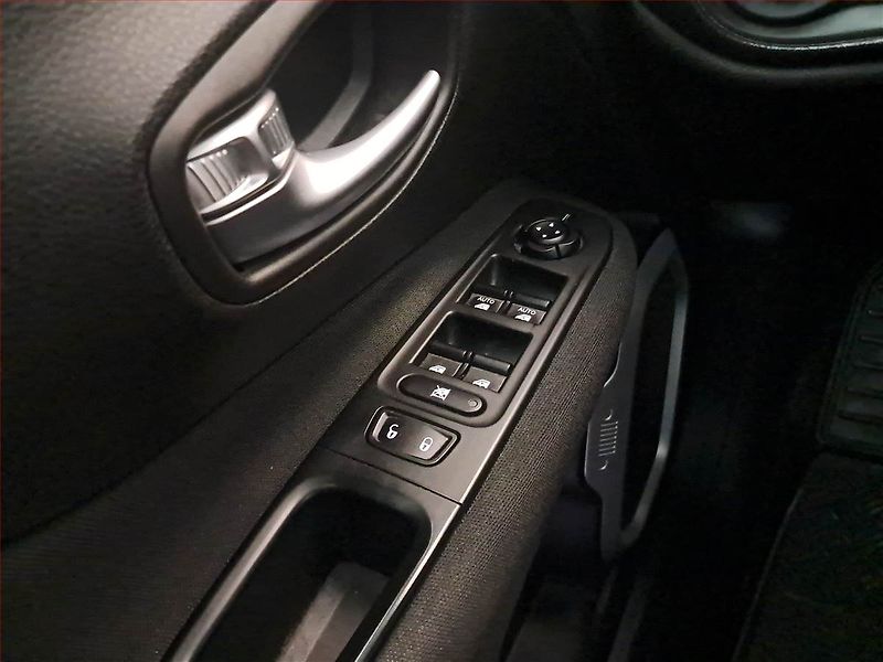 Jeep Renegade (2015) 1.4 MultiAir, Automat - fotka 18 z 18