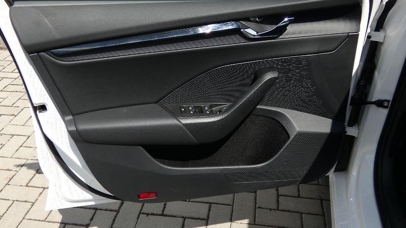 Škoda Octavia Combi 2,0 TDI Ambition - fotka 8 z 23