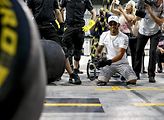 F1 2017 GP Abu Dhabi - Lewis Hamilton (Mercedes) čeká na příjezd monopostu F1, aby si užil pit stop stejně jako řízení.