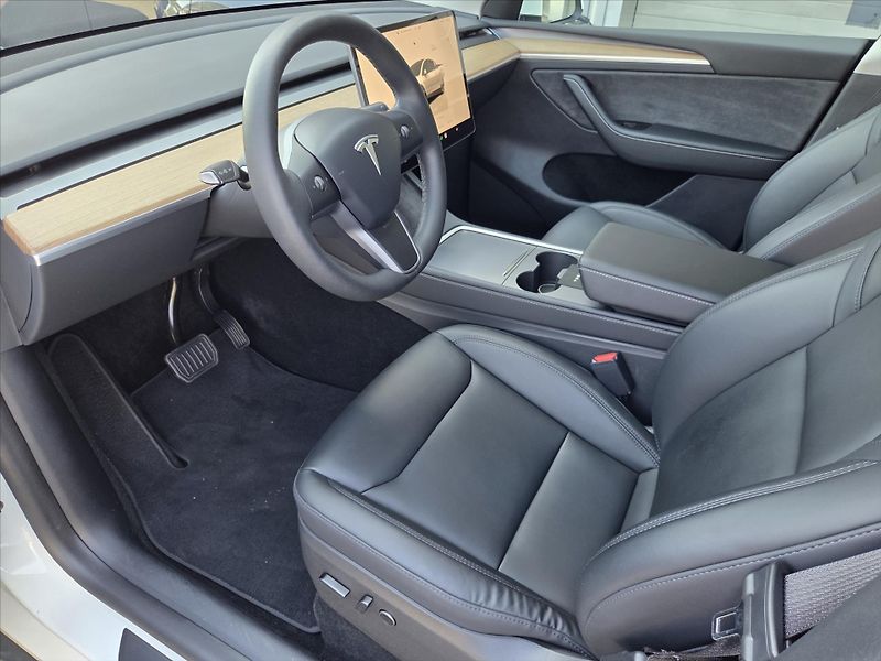 Tesla Model Y LR 4x4 Tažné z. SoH 93.4% 1.ma - fotka 10 z 21