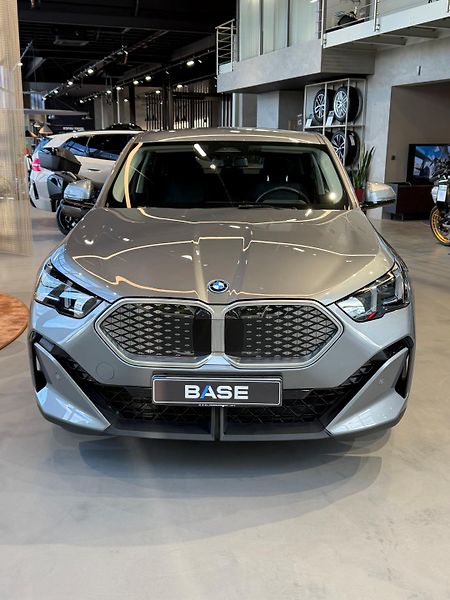 BMW iX2 xDrive 30 - fotka 6 z 17