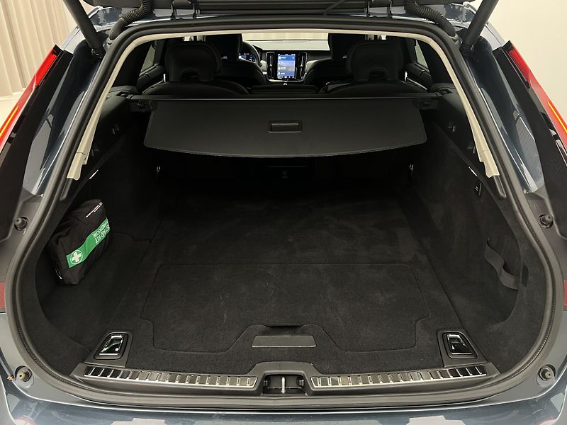 Volvo V90 T6 AWD DARK PLUS - fotka 5 z 45