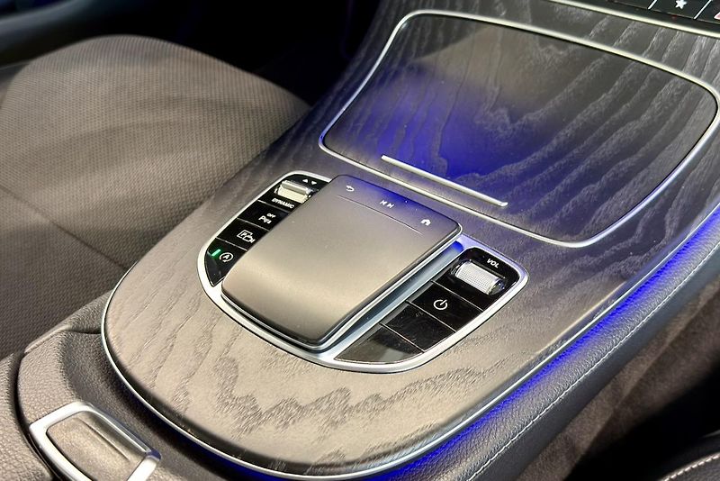 Mercedes-Benz Třídy E (2020) E 220d 4Matic AMG Line - fotka 38 z 112