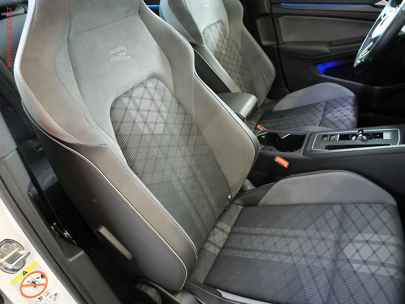 Volkswagen Golf (2021) 1.5TSI, 2.maj,ČR, R-Line - fotka 11 z 21