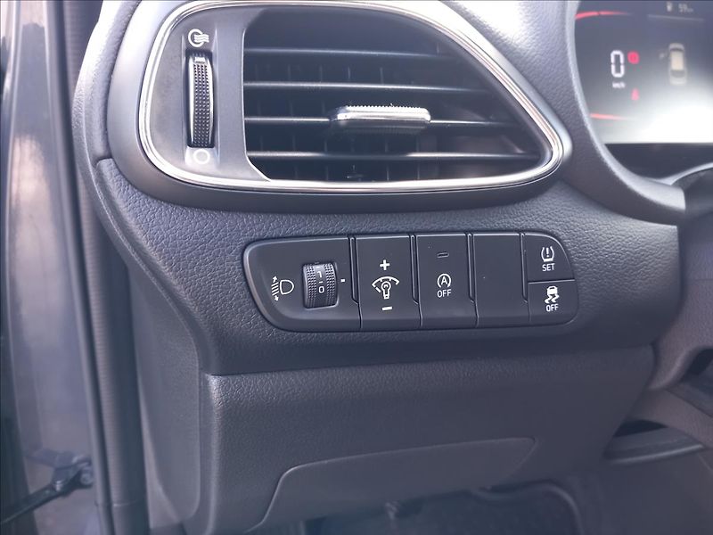 Hyundai i30 1,5 l COMFORT 16 - fotka 13 z 20