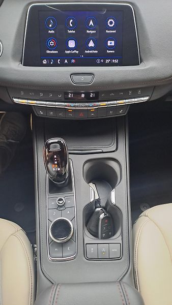 Cadillac XT4 SPORT  AWD 350T - fotka 17 z 18