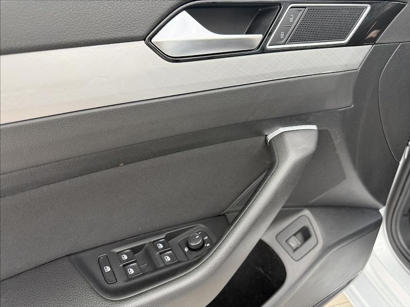 Volkswagen Passat 2,0 TDI, LED, DSG, MirrorLink - fotka 14 z 33
