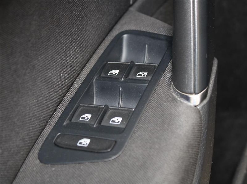 Volkswagen Golf 2,0 TDi 110kW DSG Highline ČR - fotka 14 z 18