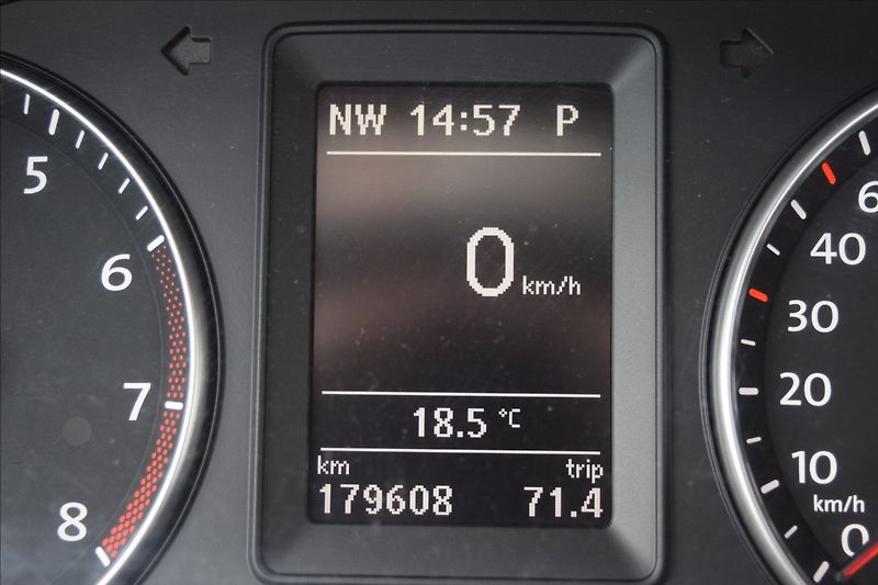 Volkswagen Touran 1,4 i 103KW AUTOMAT TAŽNÉ NAVI - fotka 28 z 44