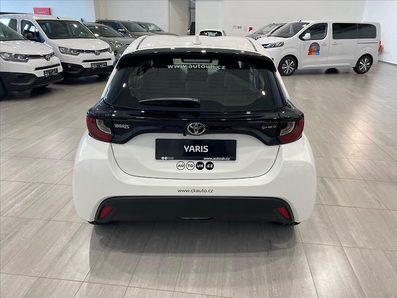 Toyota Yaris (2024) 1,5 hybrid 116 k  Comfort - fotka 6 z 12
