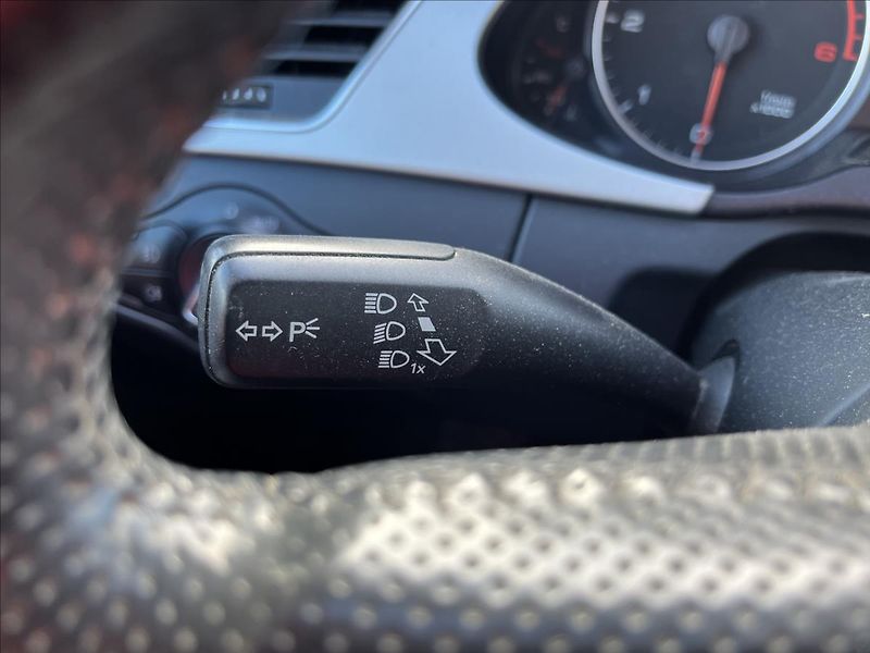 Audi A4 2,0 TDi KLIMA XENON 2x KOLA - fotka 22 z 33