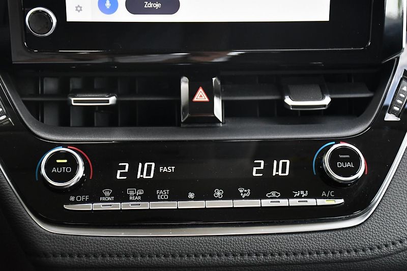Toyota Corolla 1.5VVT-i 1M 2xKOLA  - fotka 26 z 36