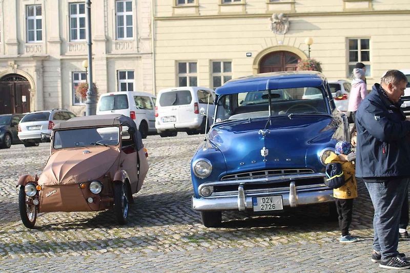 V pondělí 28. října byla na Masarykově náměstí ve Znojmě k vidění řada historických vozidel.