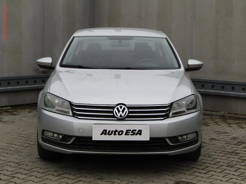 Volkswagen Passat (2011) 1.4 TSi, AC, výhřev sed - fotka 2 z 20