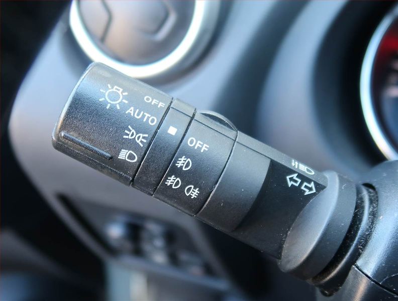 Nissan Qashqai (2012) Acenta 1.6 dCi, 4X4, 7 míst - fotka 18 z 22