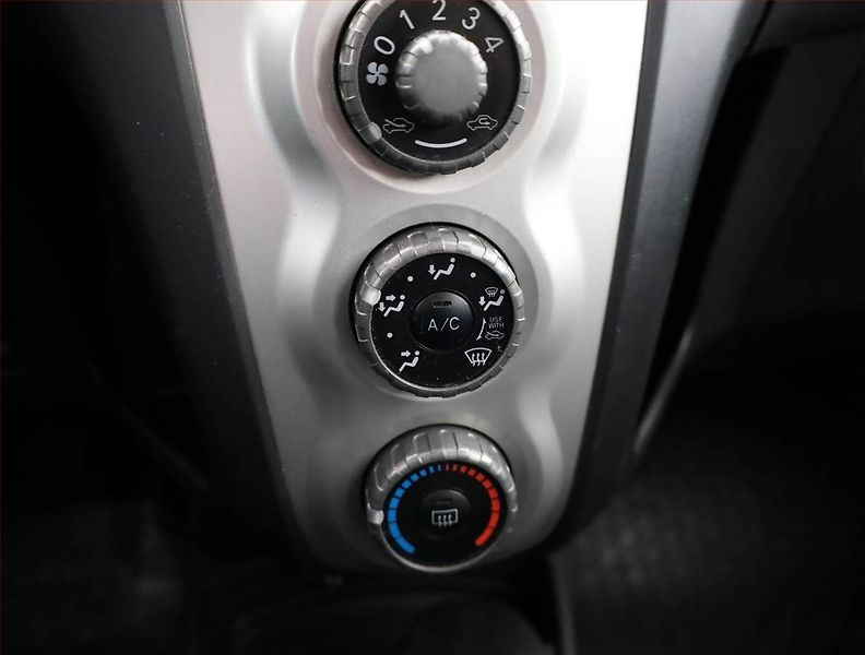 Toyota Yaris (2009) 1.3, Serv.kniha - fotka 10 z 15