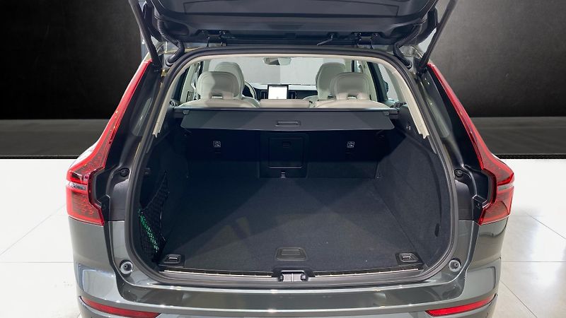 Volvo XC60 (2026) ULTRA DARK, B5 AWD, 184+10 kW - fotka 7 z 15