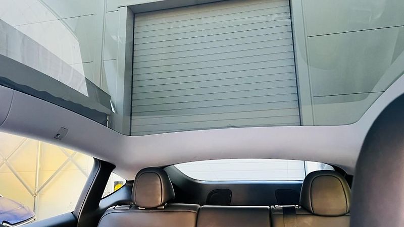 Tesla Model Y (2022) LR AWD Berlin Záruka SoH 93,4% - fotka 23 z 57