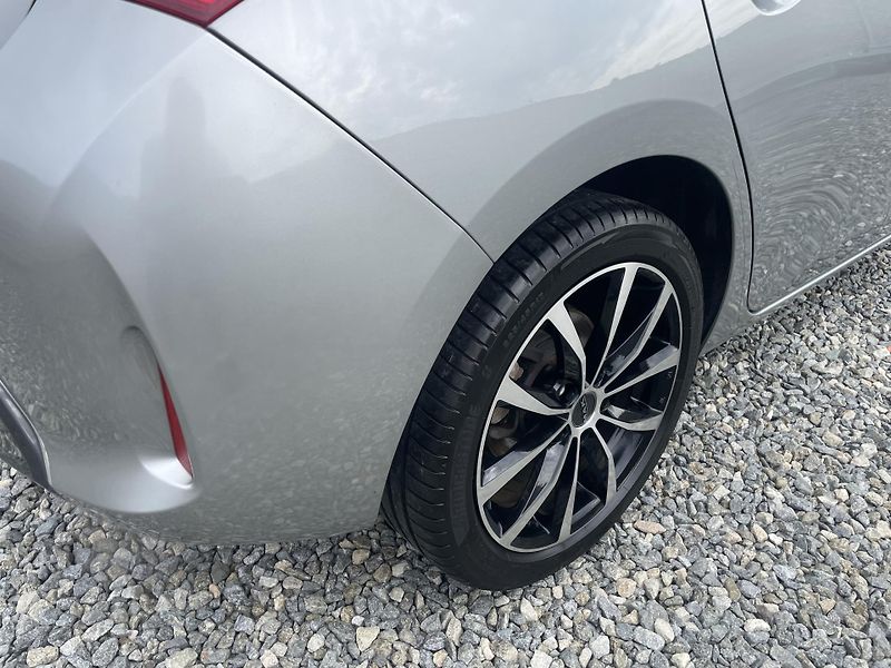 Toyota Auris 1.8i 16v HYBRID AUT SERVIS TOP - fotka 42 z 172