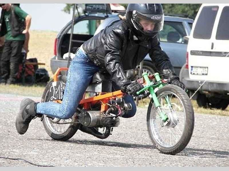 Závody Socialistik Dragster.