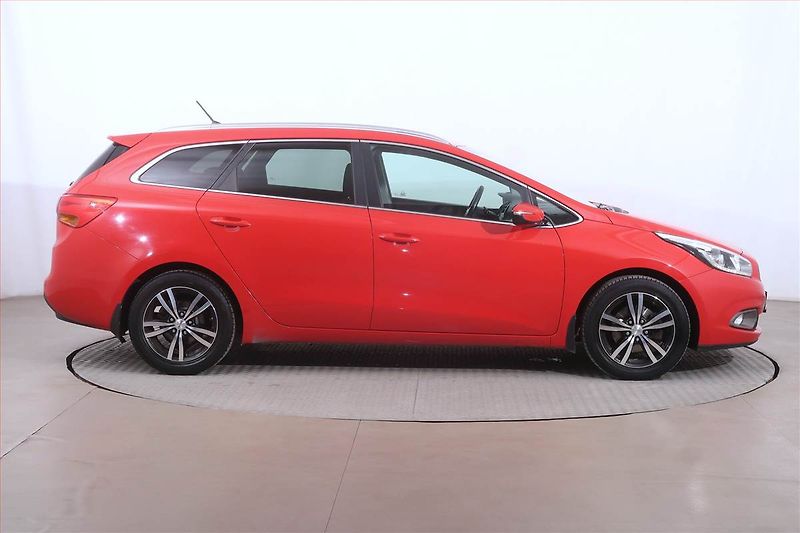 Kia Ceed (2015) 1.6 GDI, Serv.kniha, Tempomat - fotka 6 z 21