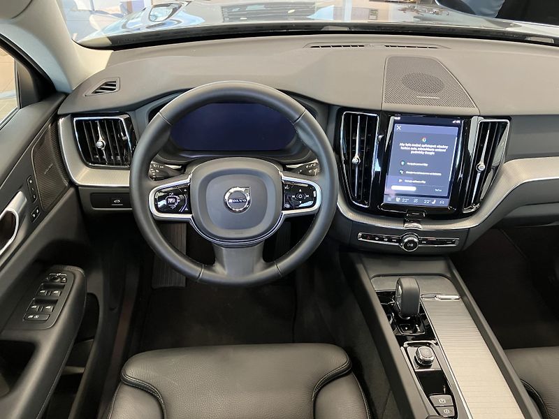 Volvo XC60 B5 AWD Plus Dark-REZERVACE - fotka 17 z 46