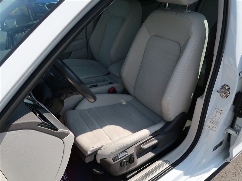 Volkswagen Passat 2,0 TDi,110kW,1majČR,Elegance - fotka 10 z 24