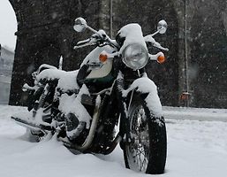 Vlastní garáž je luxus, který si nemůže dopřát každý, přesto není nutné nechat motorku přes zimu na mrazu.