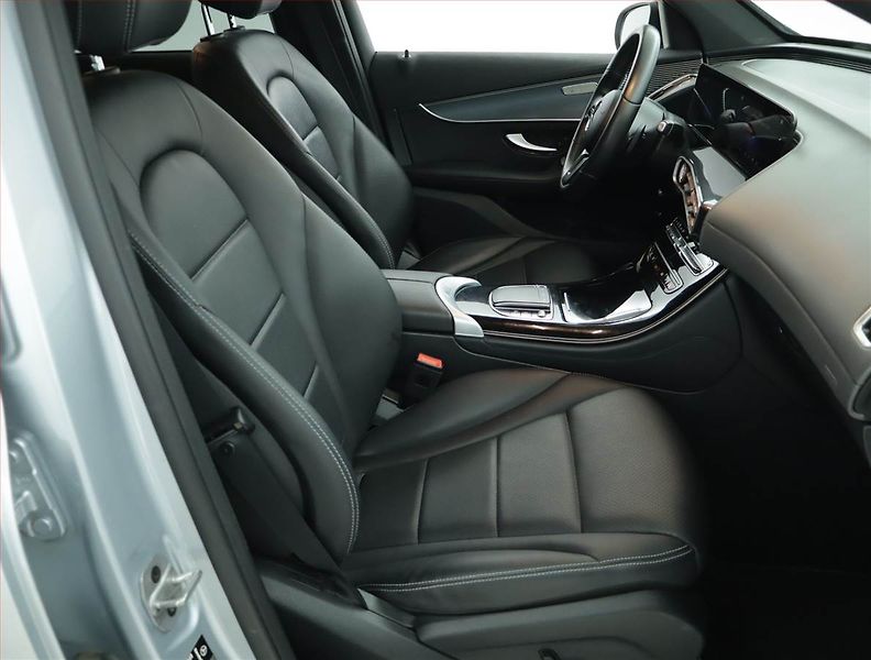 Mercedes-Benz EQC (2021) 400 4MATIC, SoH 97% - fotka 9 z 21