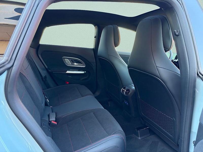 Mercedes-Benz CLA (2025) 200 4MATIC - fotka 14 z 15