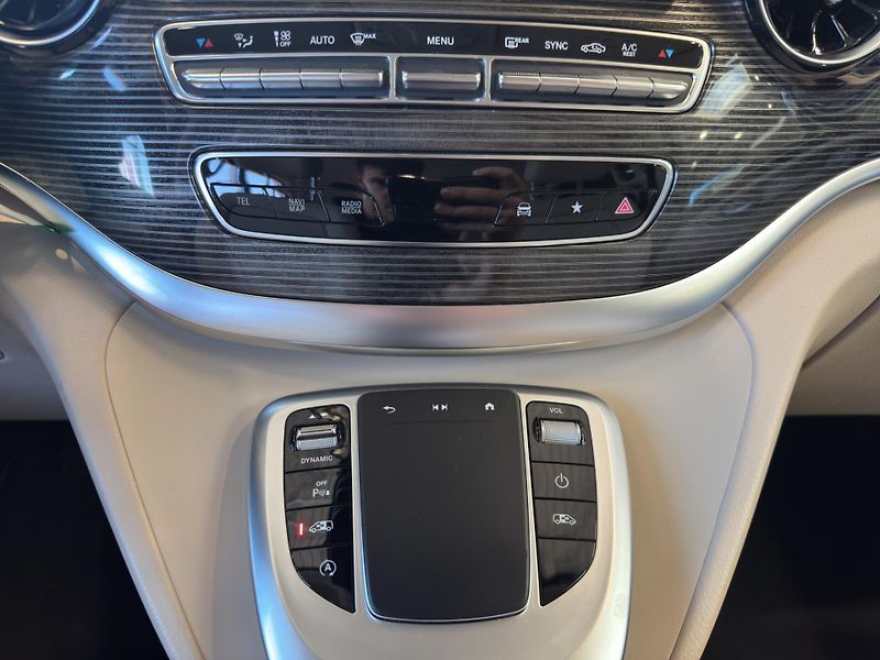 Mercedes-Benz Třídy V (2022) V 250d Avantgarde L - fotka 15 z 26