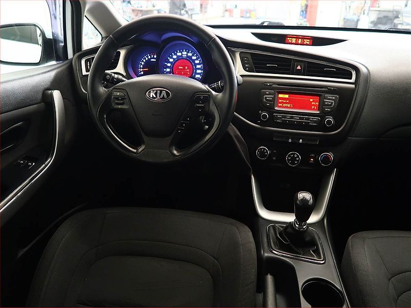 Kia Ceed (2017) 1.4 CVVT, Park. senzory - fotka 7 z 14