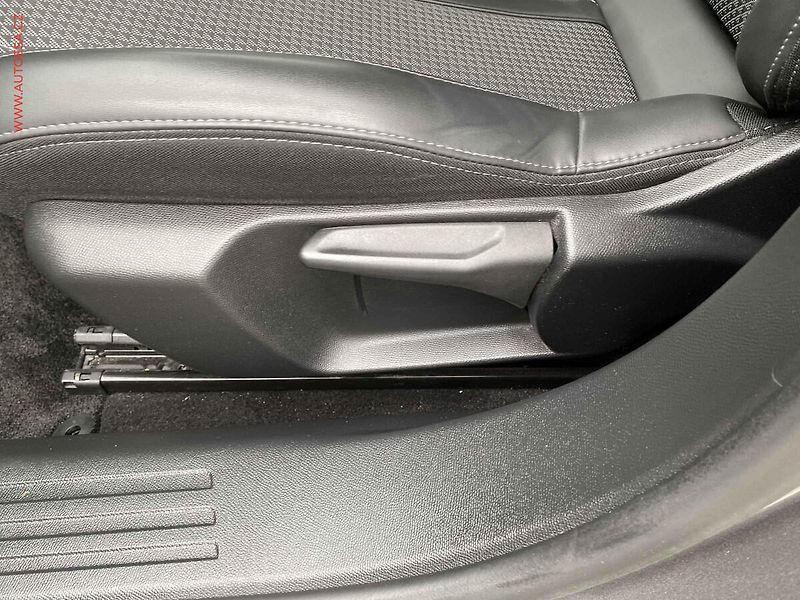 Peugeot 2008 (2022) 1.2 PT, GT, AT, LED, panor - fotka 14 z 18