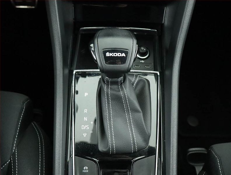 Škoda Karoq (2023) Sportline 1.5 TSI - fotka 12 z 16