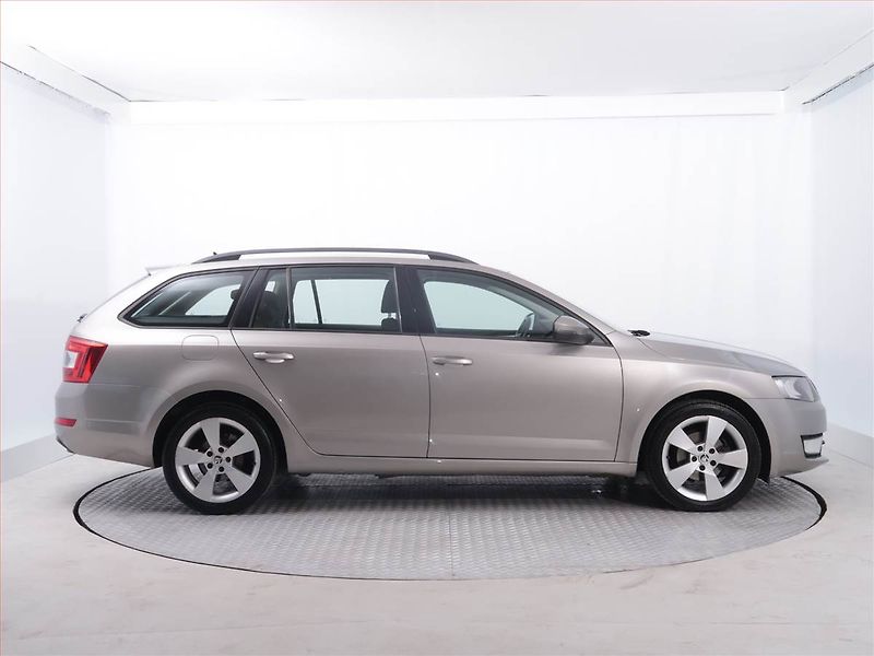 Škoda Octavia (2017) 1.6 TDI, Tempomat - fotka 6 z 19