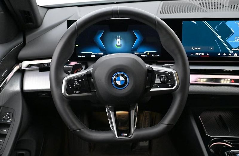 BMW i5 xDrive40 Touring M SoH 96% Taž - fotka 6 z 26