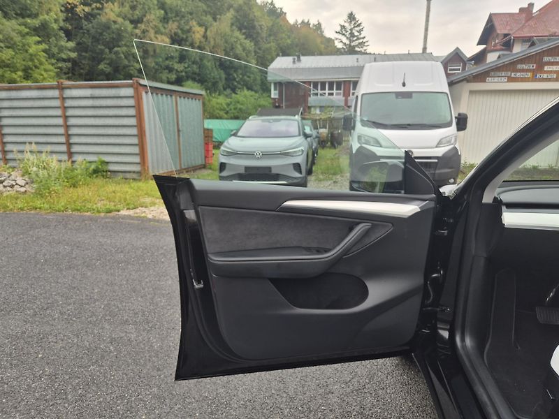 Tesla Model Y ZAMLUVENO ! 220kw TZ 92,5 % - fotka 36 z 48