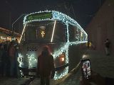 Vánoční flotila pražského dopravního podniku letos poprvé vyjela v sobotu vpodvečer ze střešovické vozovny.