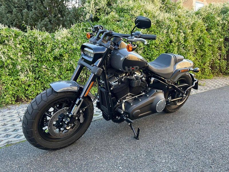 Harley-Davidson FXFBS Softail Fat Bob 114cui (2022) AKČNÍ CENA - fotka 4 z 14