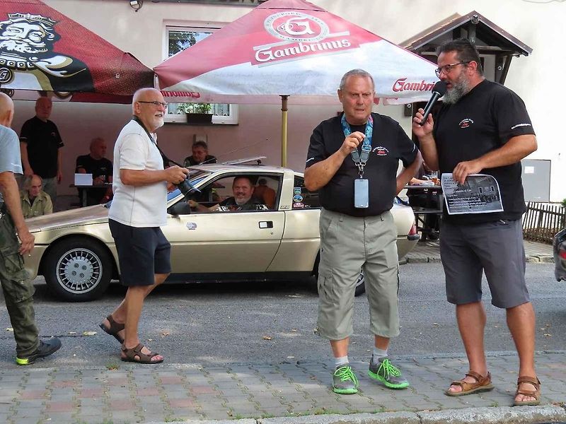 V pořadí 9. ročník srazu veteránů v Chýnově na Táborsku se v neděli 18. srpna dopoledne těšil velké návštěvnosti z řad účastníků i diváků.