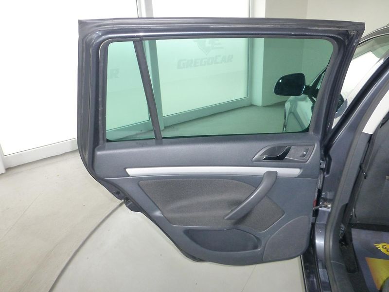 Škoda Octavia (2012) 2,0TDI*VYHŘ.S*NAVIG**XENON*4X4 - fotka 14 z 27