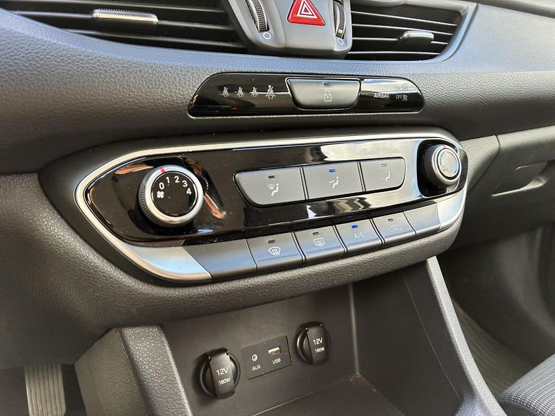 Hyundai i30 1-0 T-GDI 88kW Trikolor - fotka 17 z 19