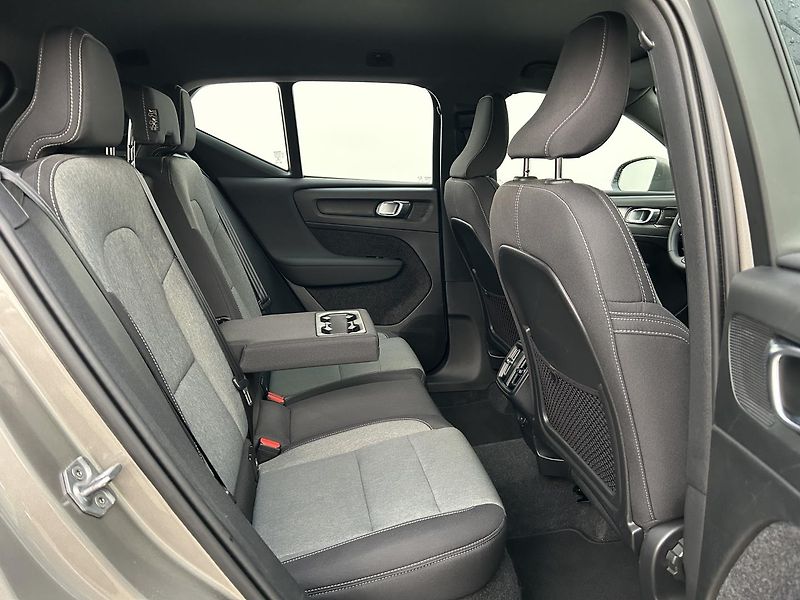 Volvo XC40 2.0  B4 Momentum Pro - fotka 15 z 31