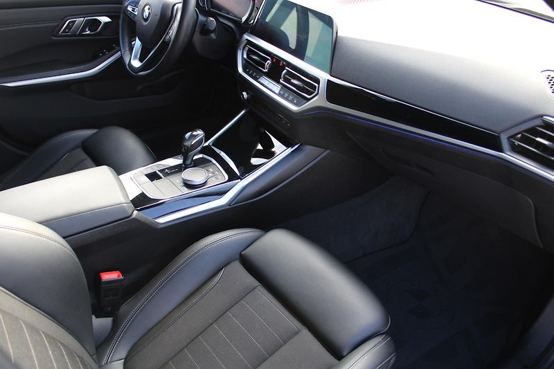 BMW Řada 3 (2019) 320d KŮŽE LED AUTOMAT TEMPOMAT - fotka 16 z 26