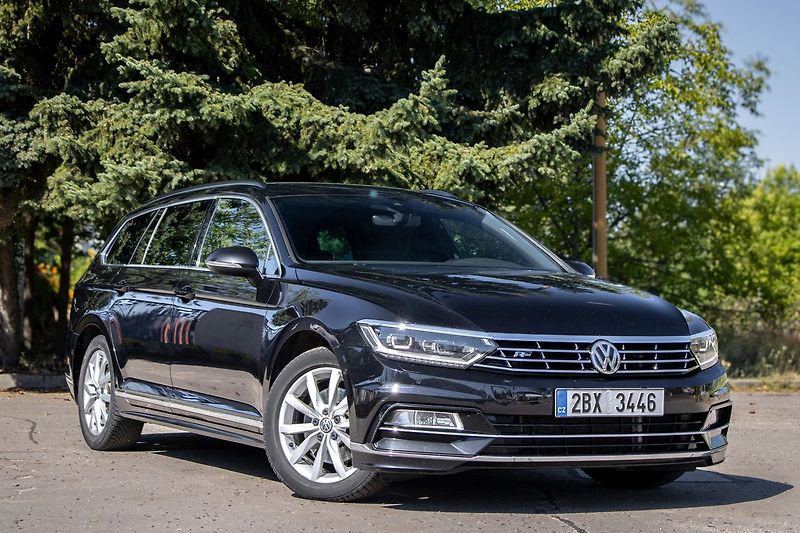 Volkswagen Passat 2.0 TDI DSG R-Line / 110kW / A - fotka 3 z 23
