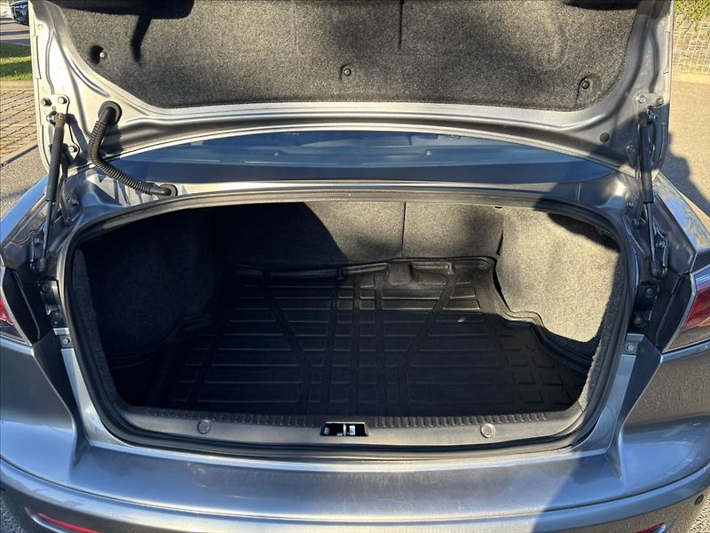 Mitsubishi Lancer 1,6 i 86kW Inform ČR 2xKOLA - fotka 13 z 28