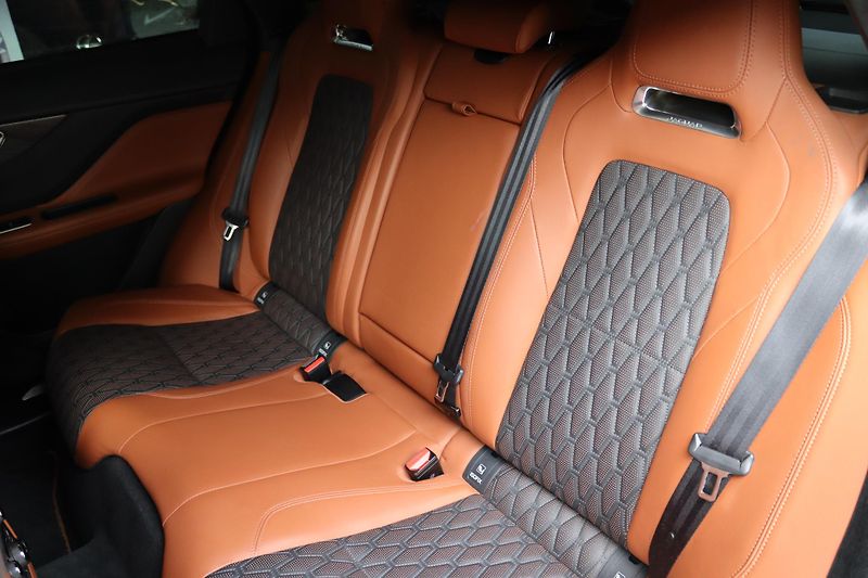 Jaguar F-Pace SVR 5.0 V8 AWD 405kW DPH - fotka 39 z 50