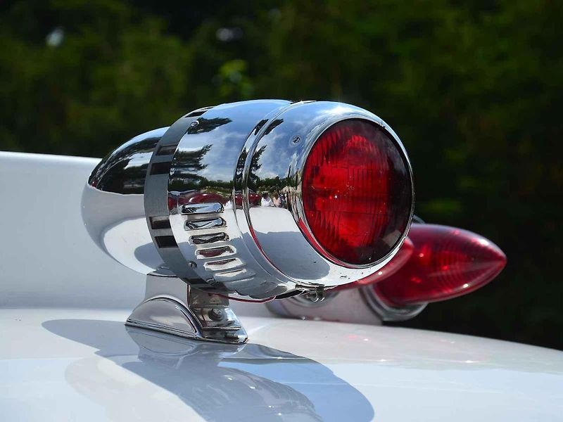 Přehlídka veteránů na Arnice v Mariánských Lázních. Sanitka Cadillac