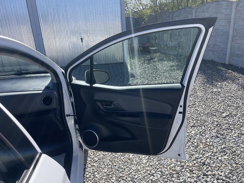 Toyota Yaris 1.5i 16v HYBRID 142TKM TOP 1A! - fotka 128 z 169