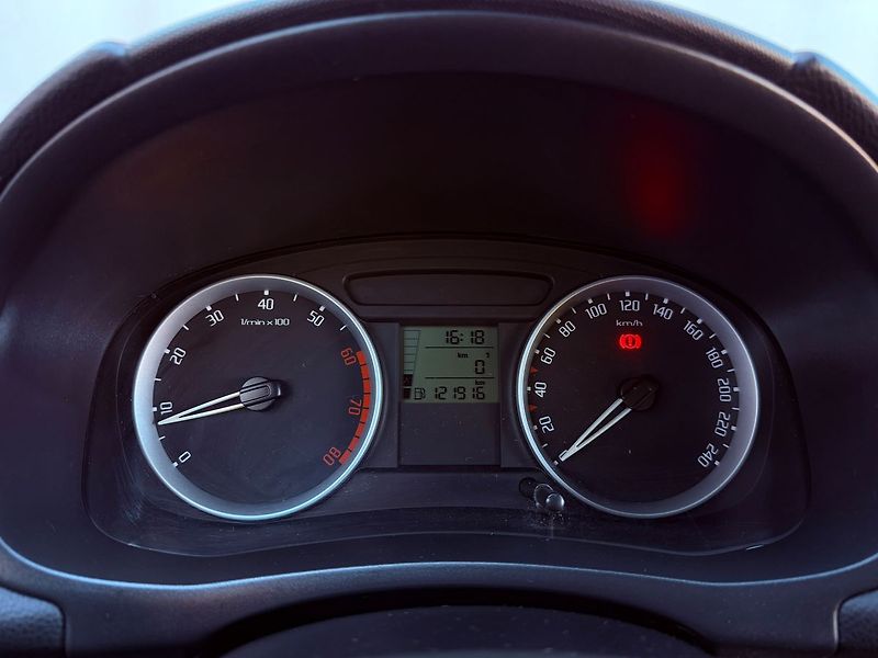Škoda Fabia 1.6 Ambiente - fotka 17 z 23